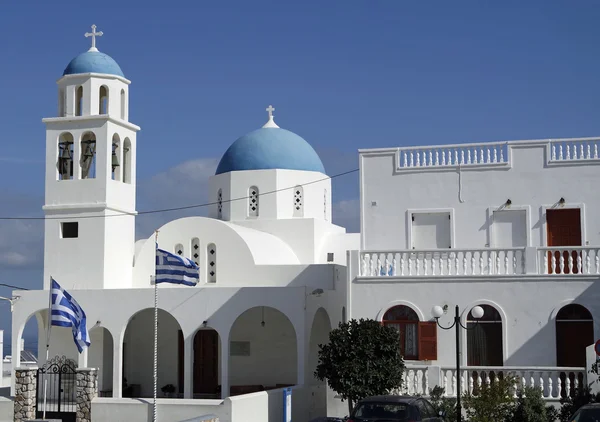 Igreja tradicional na pequena aldeia grega em santorini — Fotografia de Stock