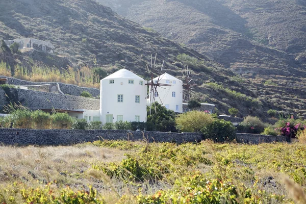 Традиційна грецька вітряна млин на острові Санторіні — стокове фото