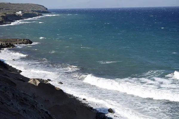 Plage naturelle de lave noire koulombos sur l'île de santorin — Photo