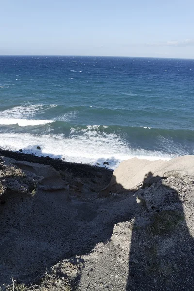 Naturliga svart lava strand koulombos på Santoriniön — Stockfoto