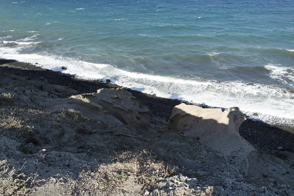 圣托里尼岛上的自然的黑色熔岩海滩 koulombos — 图库照片