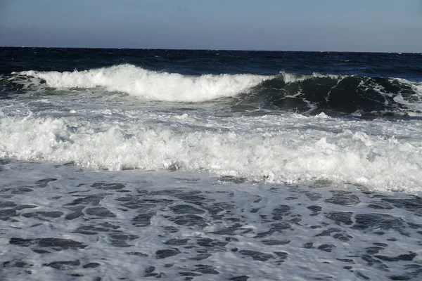 Plage naturelle de lave noire koulombos sur l'île de santorin — Photo