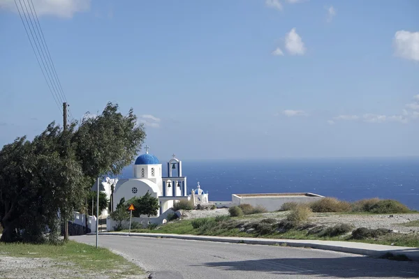 Capela na pequena aldeia grega pyrgos em santorini — Fotografia de Stock