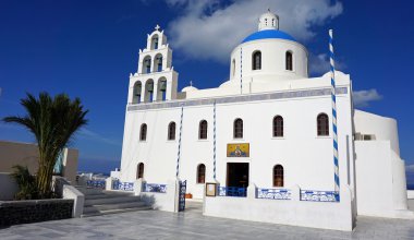 küçük bir köy oia santorini üzerinde geleneksel kilisede