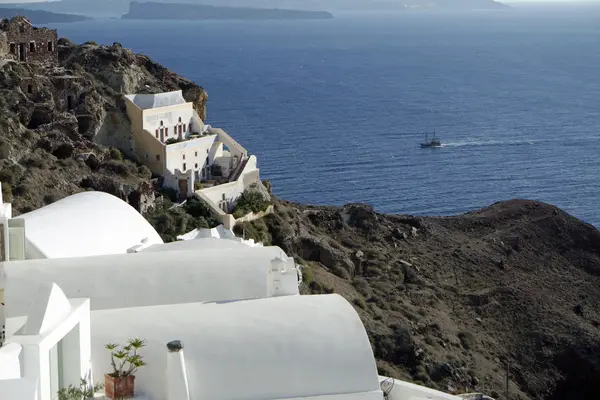 Vista sobre el pequeño pueblo oia en la isla santorini —  Fotos de Stock