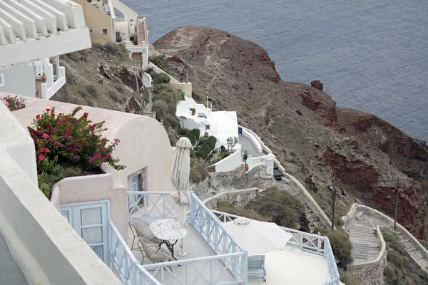 Vista sobre el pequeño pueblo oia en la isla santorini —  Fotos de Stock