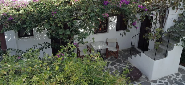 Casas griegas tradicionales en kamari en la isla santorini — Foto de Stock