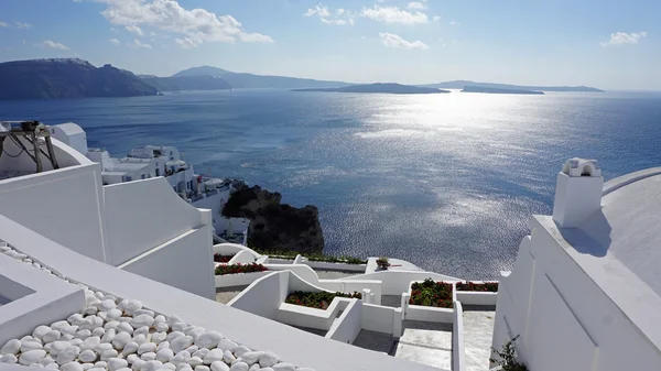 Vista sobre el pequeño pueblo oia en la isla santorini —  Fotos de Stock