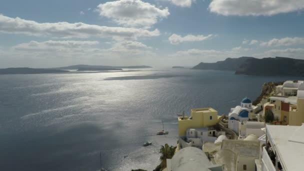 Pánve zoom přes vesnici oia na santorini — Stock video