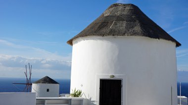 oia santorini Adası'nın geleneksel Yunanistan yel değirmeni