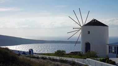 oia santorini Adası'nın geleneksel Yunanistan yel değirmeni