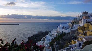 küçük oia Köyü santorini Adası üzerinde göster