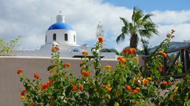 küçük bir köy oia santorini üzerinde geleneksel kilisede