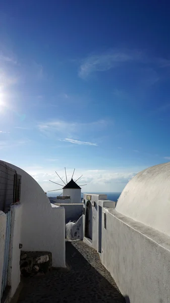 Традиційна грецька вітряна млин в ої на острові Санторіні — стокове фото