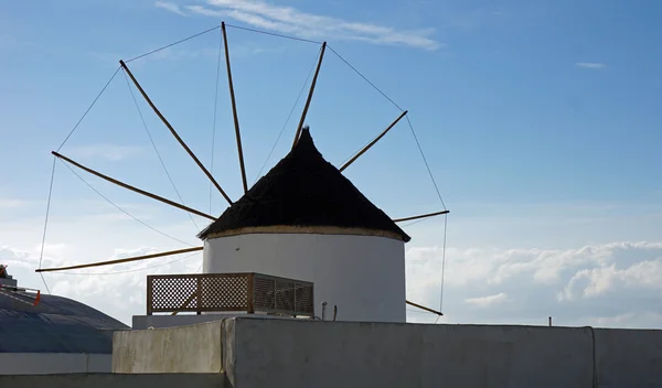 Mulino a vento tradizionale greco in oia sull'isola di santorini — Foto Stock