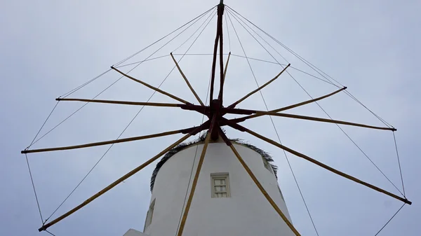 Traditional greece windmill in oia on santorini island — Stock Photo, Image