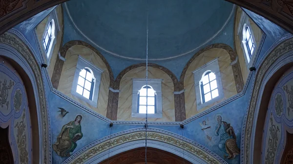 Antigua iglesia en la ciudad de fira en la isla santorini — Foto de Stock