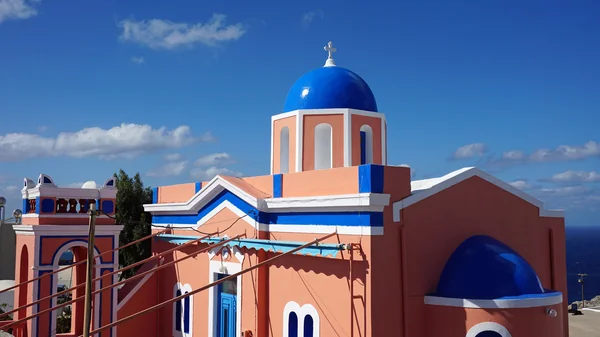 Traditionella kyrkan i lilla byn oia på santorini — Stockfoto