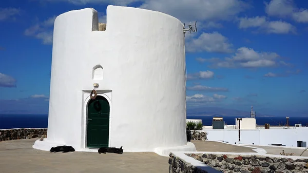 Traditional greece windmill in oia on santorini island — Stock Photo, Image