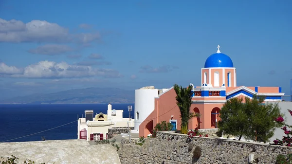 Traditional church in small village oia on santorini — Stock Photo, Image