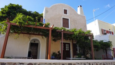 geleneksel Yunan köy exo Goniá santorini üzerinde