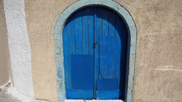 Дверь в маленькую греческую деревню exo gonia on santorini — стоковое фото