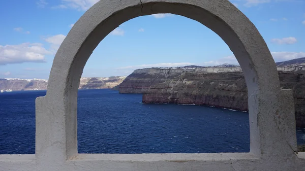 View through archway to aegean sea of santorini island — Stock Photo, Image