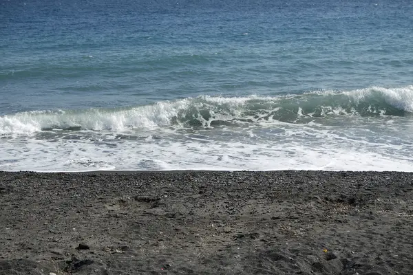 Sopečná pláž v kamari na santorini siland — Stock fotografie