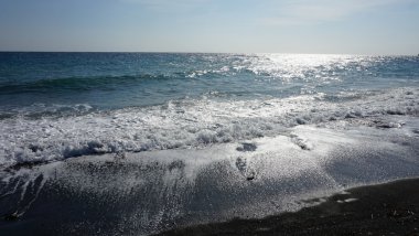 volkanik kamari beach santorini siland üzerinde