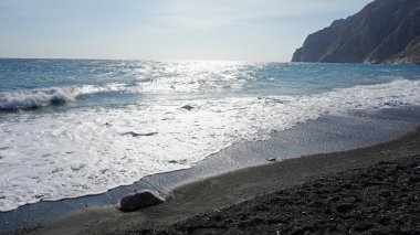 volkanik kamari beach santorini siland üzerinde