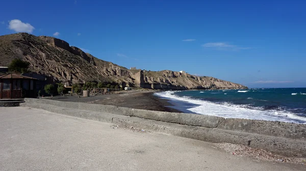 Wild en natuurlijke strand van porto castello op santorini — Stockfoto