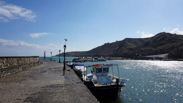 Pequeño puerto de porto castello en santorini — Foto de Stock