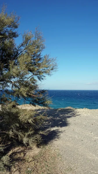 Costa salvaje de la isla santorini cerca de perissa — Foto de Stock