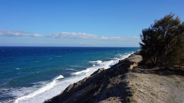 Dzikie wybrzeże wyspy santorini, w pobliżu perissa — Zdjęcie stockowe