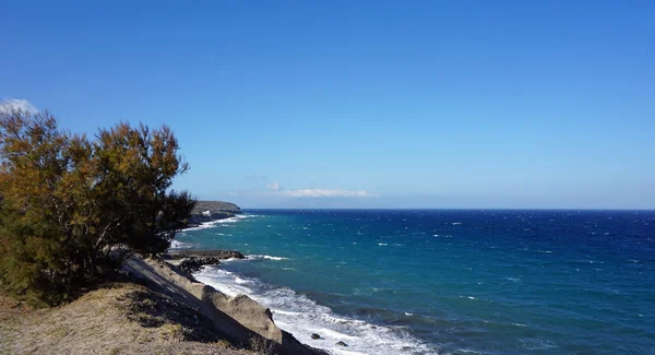 Vilda kusten av Santoriniön nära perissa — Stockfoto