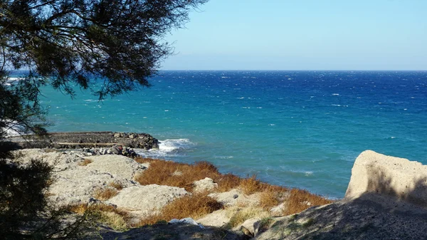 Wilde küste der santorini insel bei perissa — Stockfoto