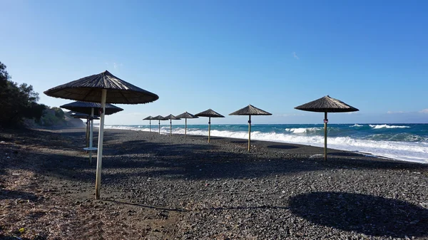 Naturalnej czarnej lawy koulombos plaża na wyspie santorini — Zdjęcie stockowe