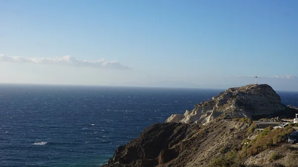 Wilde und natürliche Küste der griechischen Insel Santorini — Stockfoto