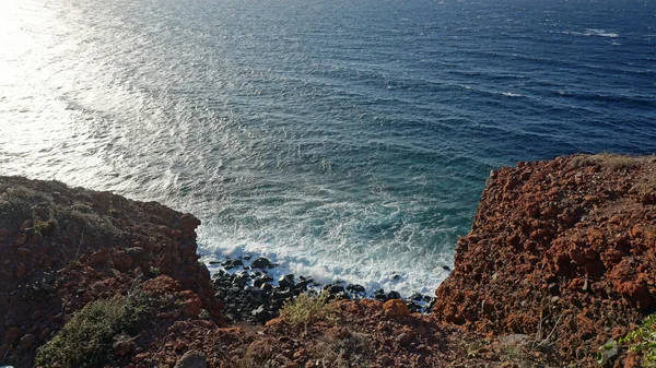 Costa selvagem e natural da ilha grega santorini — Fotografia de Stock