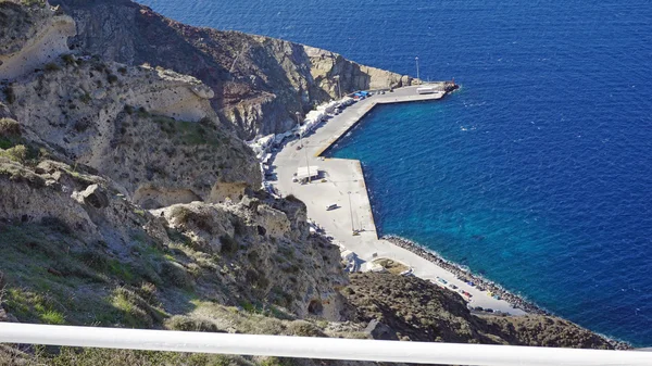 Weergave van volcan caldera in athinios op santorini — Stockfoto