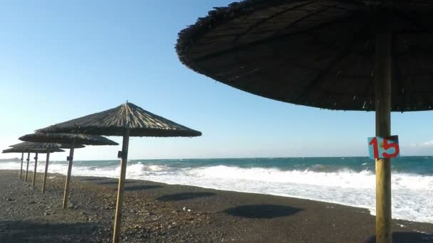 Sombrilla de playa en la playa griega — Vídeo de stock