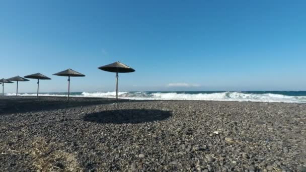 Sombrilla de playa en la playa griega — Vídeos de Stock