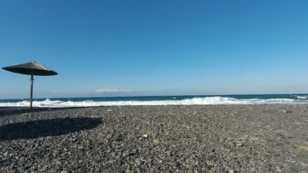 Sombrilla de playa en la playa griega — Vídeo de stock