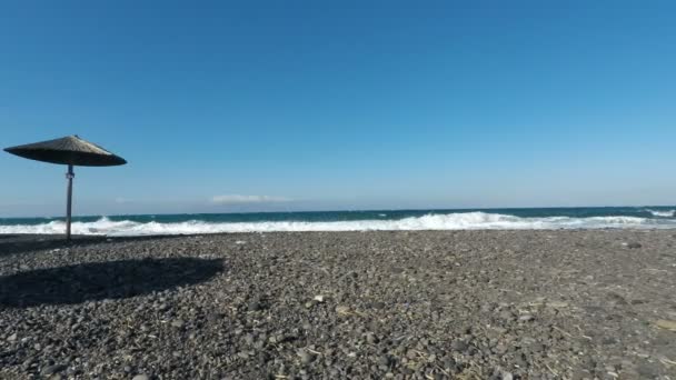 Sonnenschirm am griechischen Strand — Stockvideo