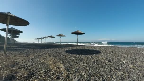 Strandparasol in Griekenland beach — Stockvideo