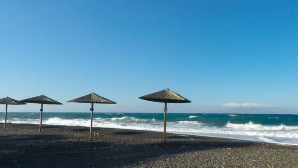 Παραλία ομπρέλα στην παραλία Ελλάδα — Αρχείο Βίντεο