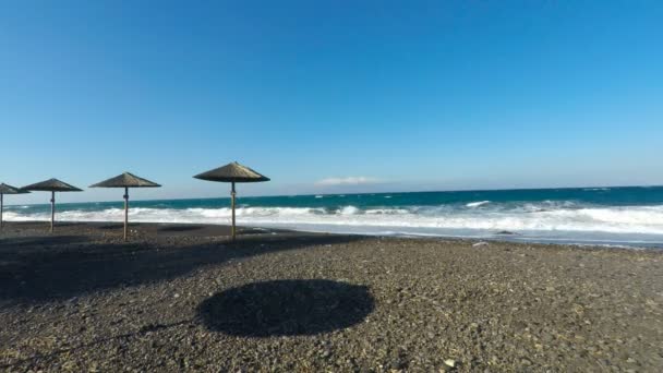 Parasoll på Grekland beach — Stockvideo