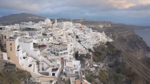 Zoom panorámico sobre fira village en santorini island — Vídeo de stock