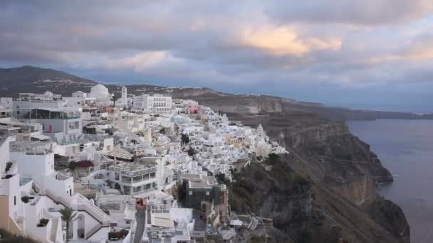 Schwenkzoom auf Fira-Dorf auf Santorini-Insel — Stockvideo