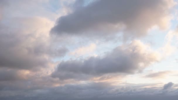 Nubes en movimiento al atardecer — Vídeo de stock